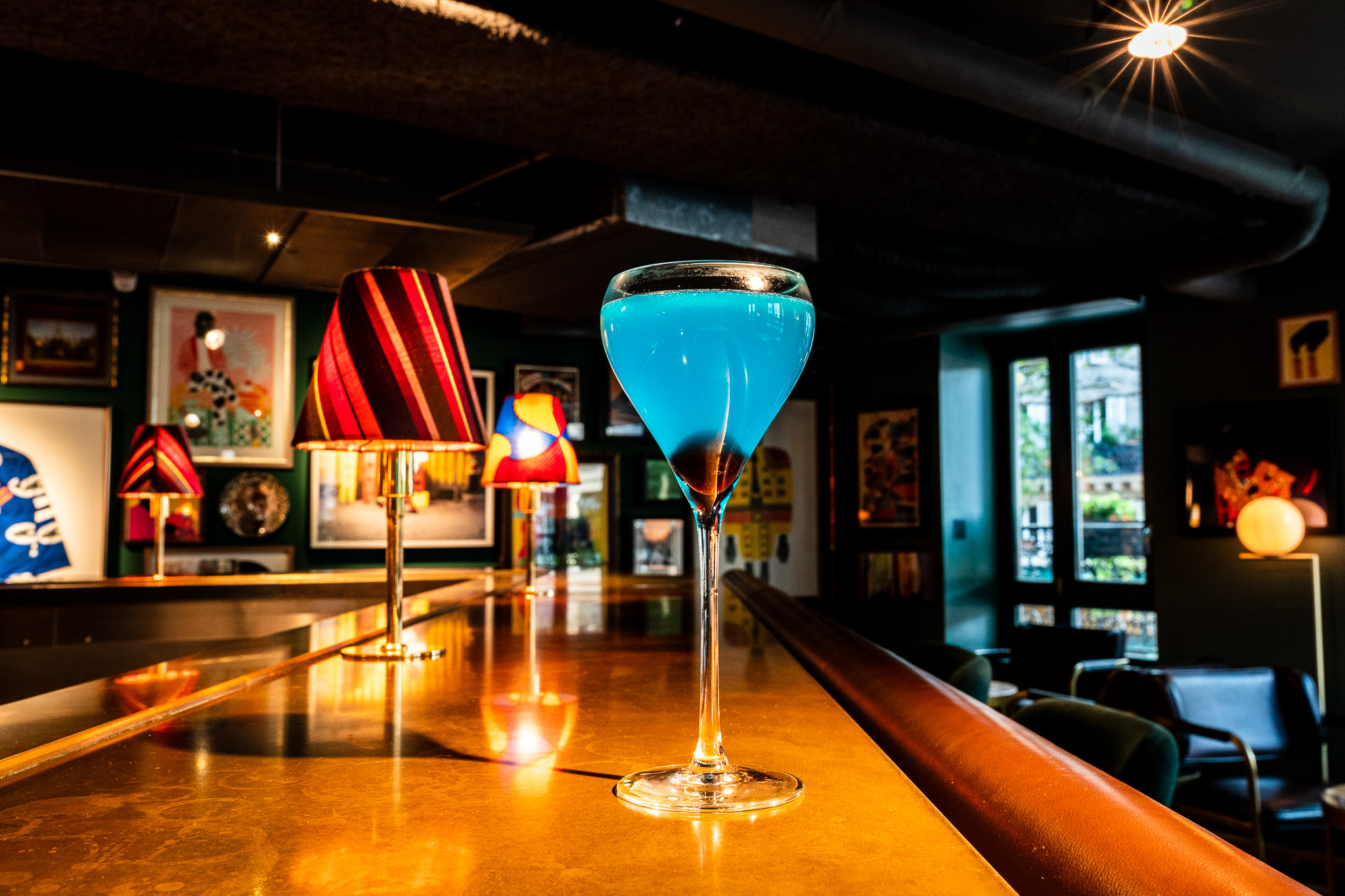 Une boisson bleu vif sur le comptoir du Sape Bar - A bright blue drink on the counter of the Sape Bar